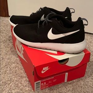 Black/White Nike Roshe Ones